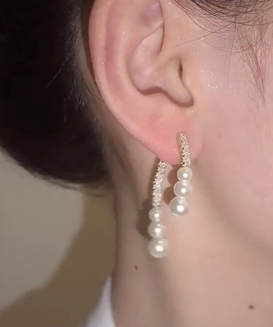 Elegantes pendientes de aro con intersección de circonitas y perlas de aleación de cobre blanco