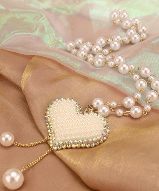 Elegante collar con colgante de borla de amor con perla dorada de cobre blanco