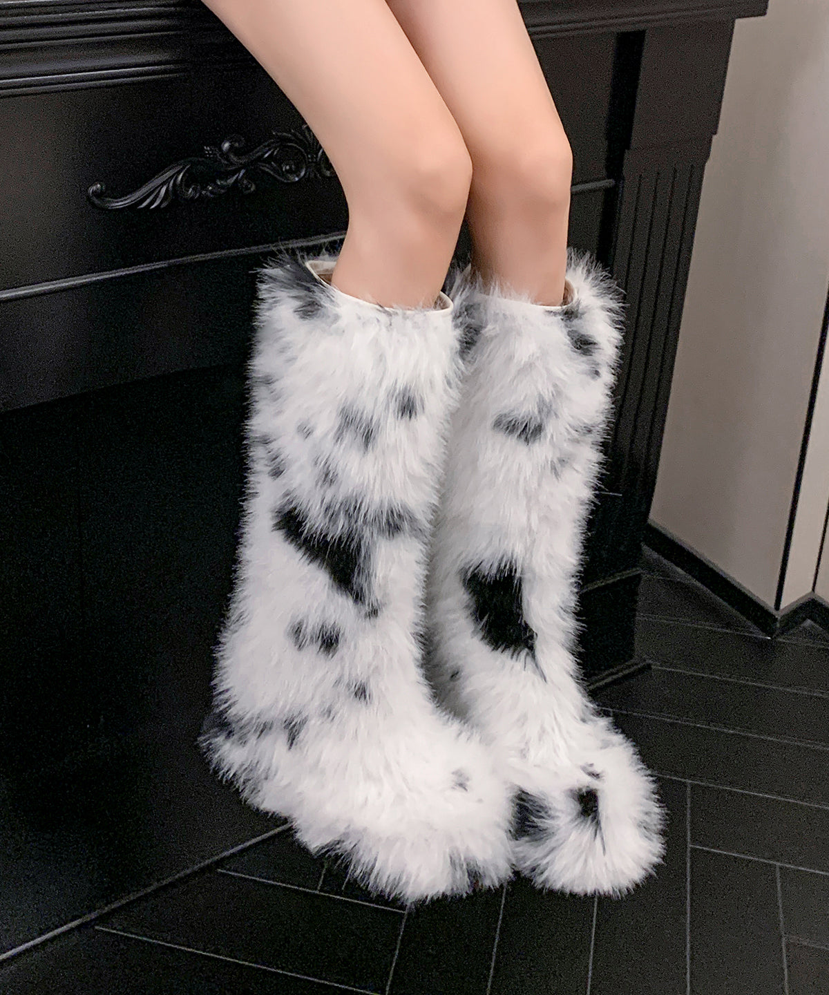 Elegante weiße Plateau-Stiefel mit flauschigem Fellbesatz und Ziernähten