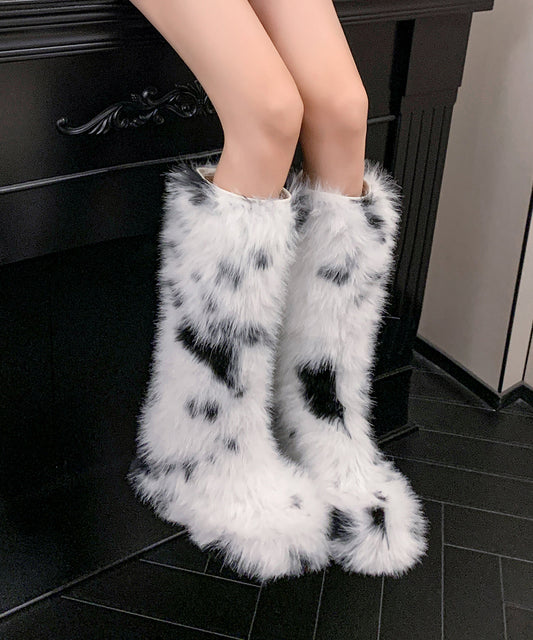 Elegante weiße Plateau-Stiefel mit flauschigem Fellbesatz und Ziernähten