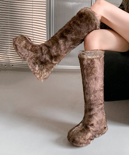 Elegante weiße Plateau-Stiefel mit flauschigem Fellbesatz und Ziernähten