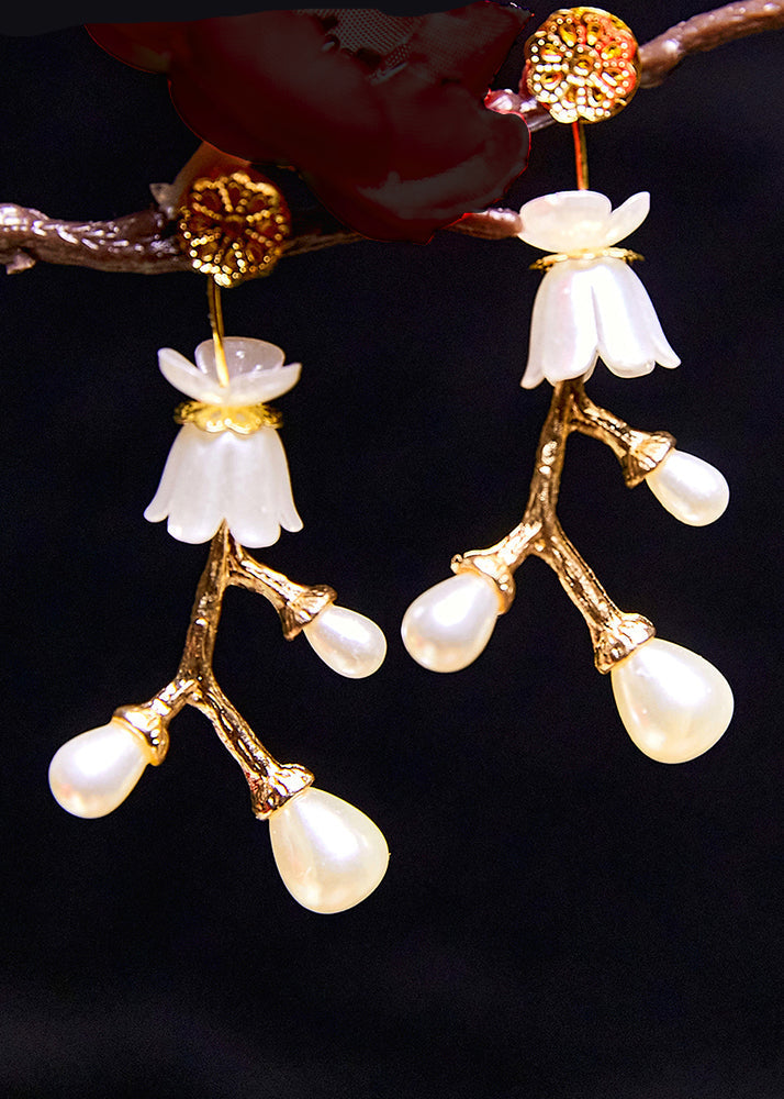 Elegantes aretes colgantes de rama de oro de 14 quilates con perla blanca