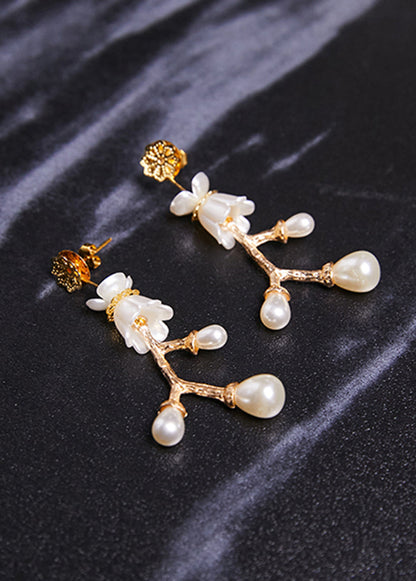 Elegantes aretes colgantes de rama de oro de 14 quilates con perla blanca