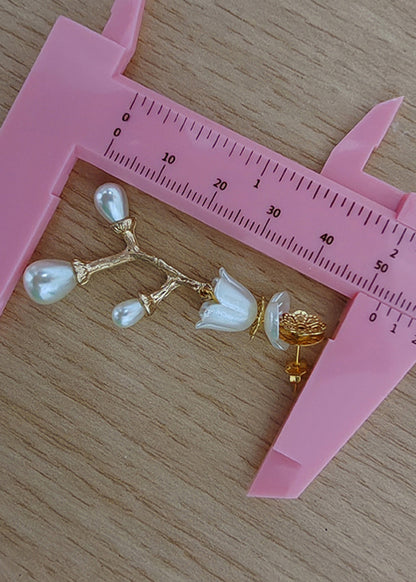 Elegantes aretes colgantes de rama de oro de 14 quilates con perla blanca