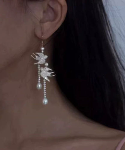 Elegantes pendientes colgantes con borlas de golondrinas y perlas blancas de plata de ley