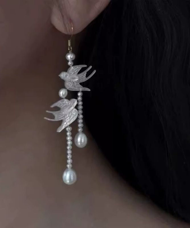 Elegantes pendientes colgantes con borlas de golondrinas y perlas blancas de plata de ley