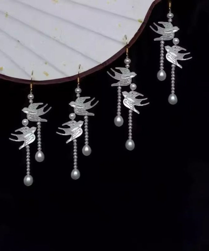 Elegantes pendientes colgantes con borlas de golondrinas y perlas blancas de plata de ley