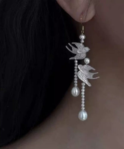 Elegantes pendientes colgantes con borlas de golondrinas y perlas blancas de plata de ley