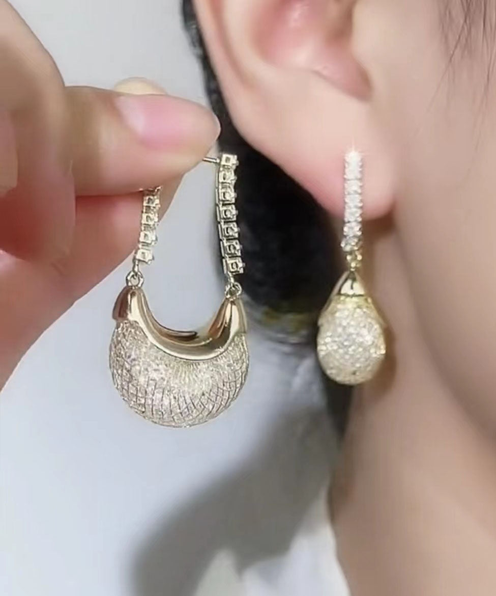 Elegantes pendientes de aro con cristales de tul blanco en plata de ley.