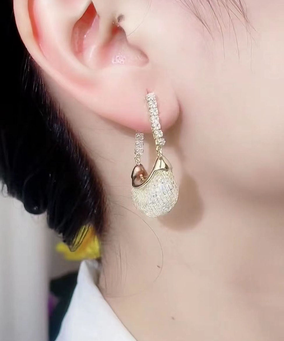 Elegantes pendientes de aro con cristales de tul blanco en plata de ley.