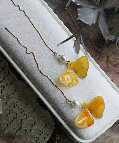 Elegantes aretes colgantes con borlas de hojas de ginkgo y perlas de oro amarillo de 14 quilates
