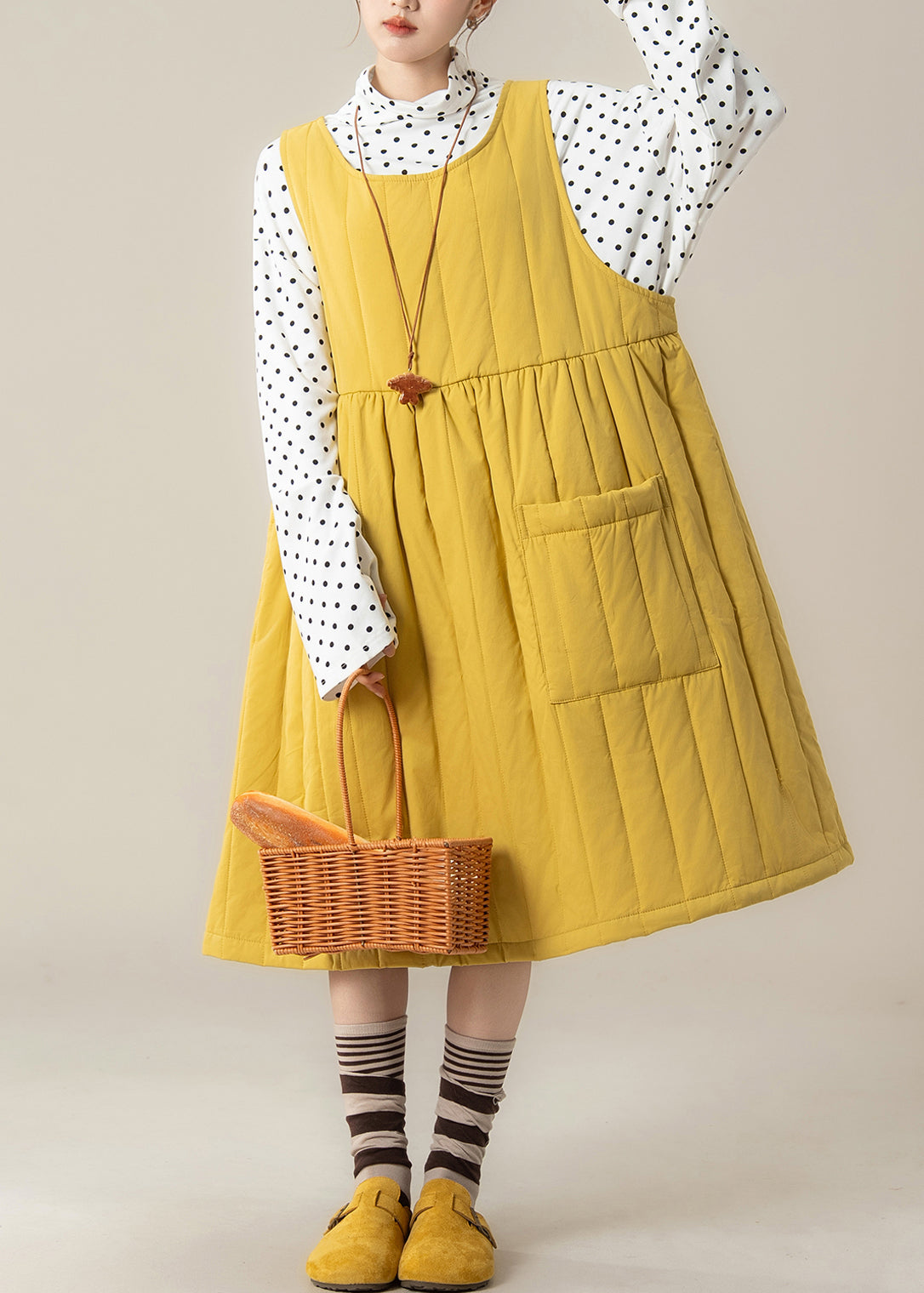 Elegante vestido amarillo de gran tamaño con bolsillos de algodón fino relleno para invierno