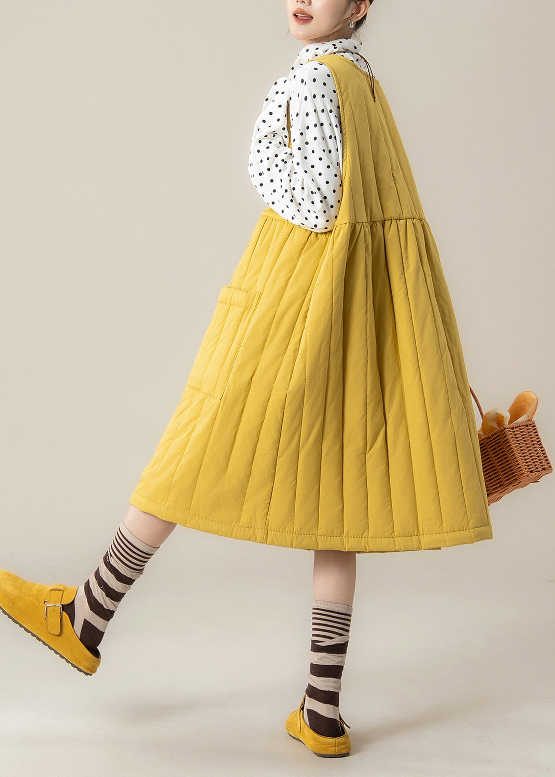 Elegante vestido amarillo de gran tamaño con bolsillos de algodón fino relleno para invierno