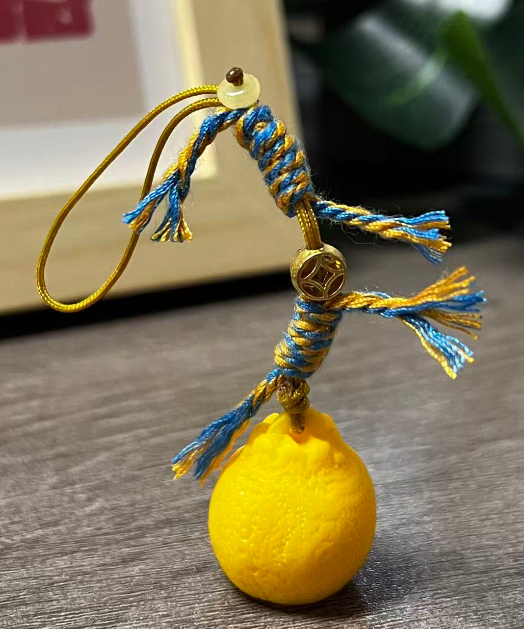 Stilvolle gelbe Handyketten aus geflochtenem orangefarbenem Stoff