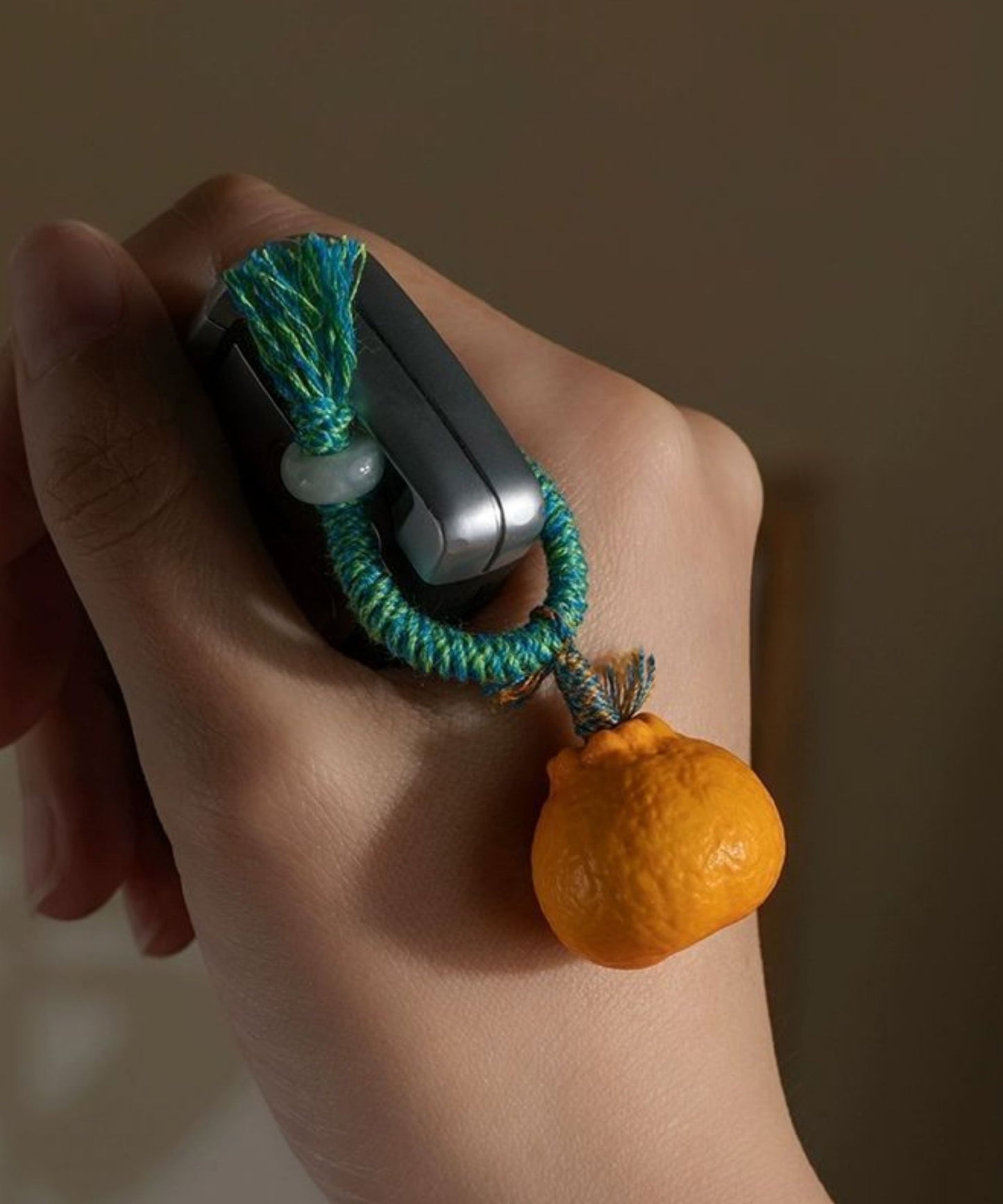 Stilvolle gelbe Handyketten aus geflochtenem orangefarbenem Stoff