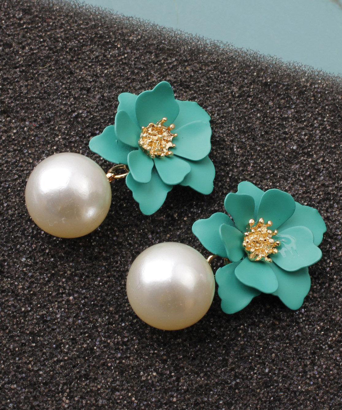 Pendientes colgantes de perlas de imitación de metal amarillo para mujer