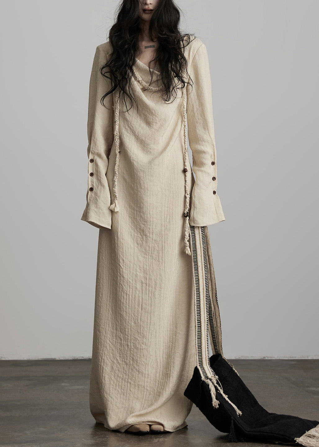 Einzigartiges beigefarbenes Maxikleid aus Baumwolle mit Knopfleiste und Schnürung für den Frühling