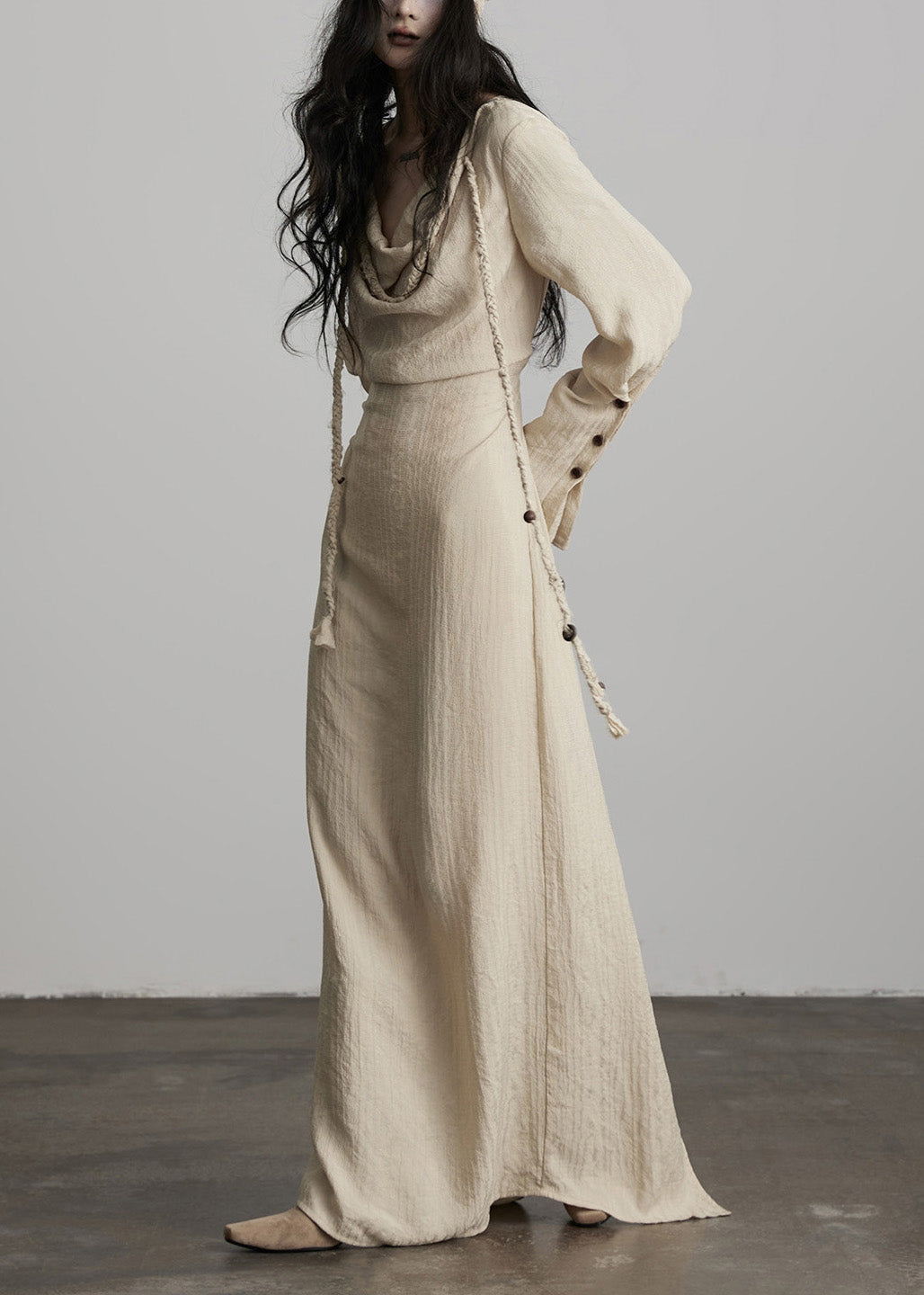 Einzigartiges beigefarbenes Maxikleid aus Baumwolle mit Knopfleiste und Schnürung für den Frühling