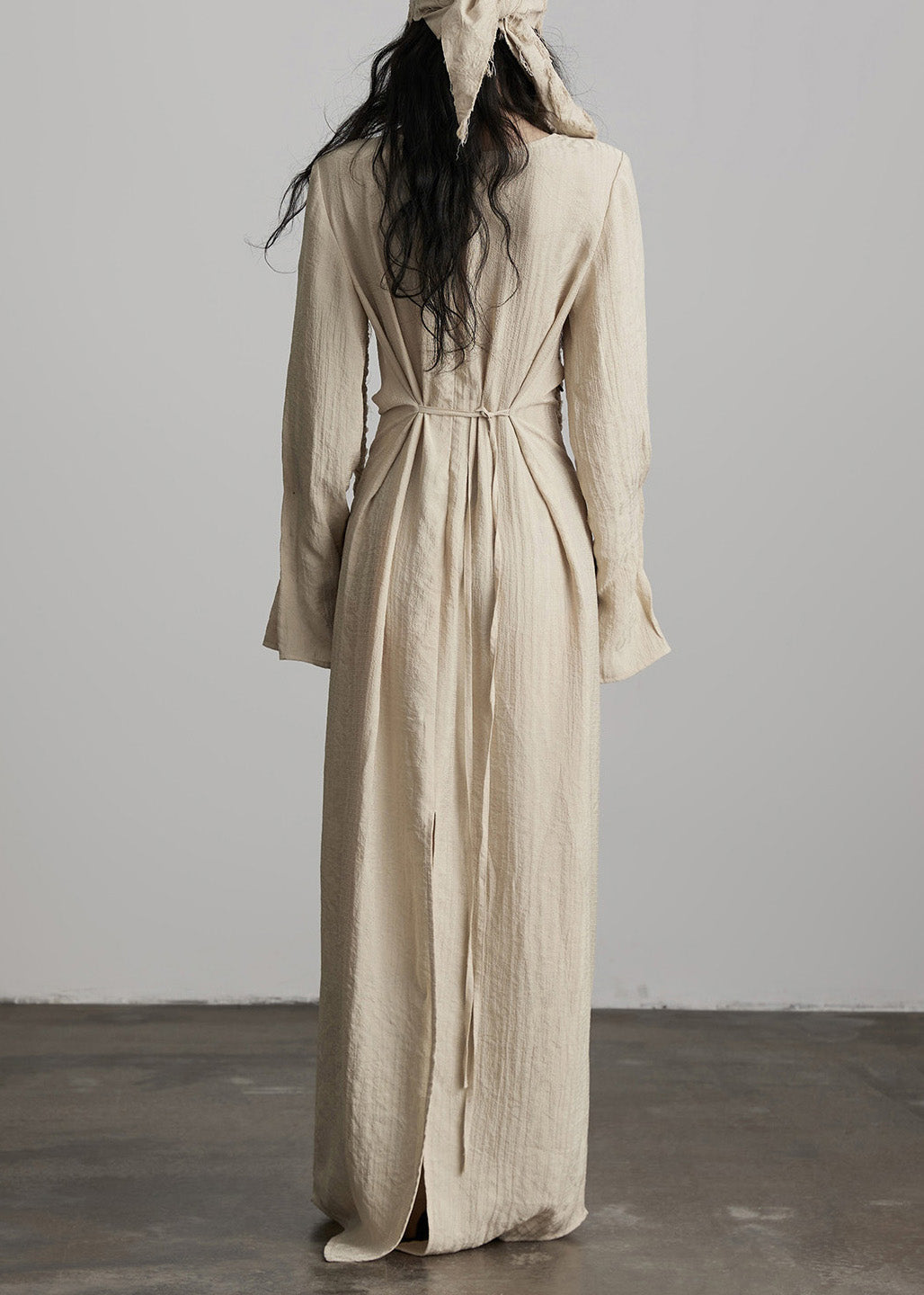 Einzigartiges beigefarbenes Maxikleid aus Baumwolle mit Knopfleiste und Schnürung für den Frühling