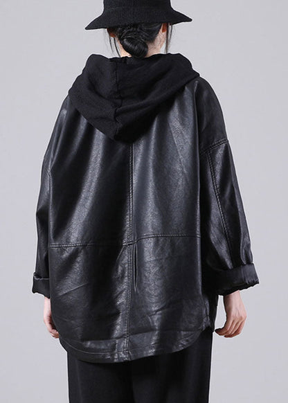 Einzigartiger schwarzer Mantel mit gekerbten Taschen und Knöpfen, lange PU-Ärmel