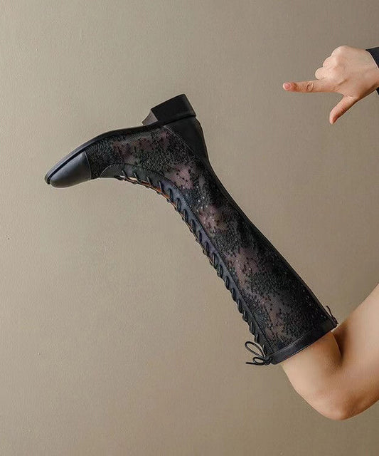 Einzigartige schwarze, klobige Stiefel mit Blumenstickerei und Tüllspleiß