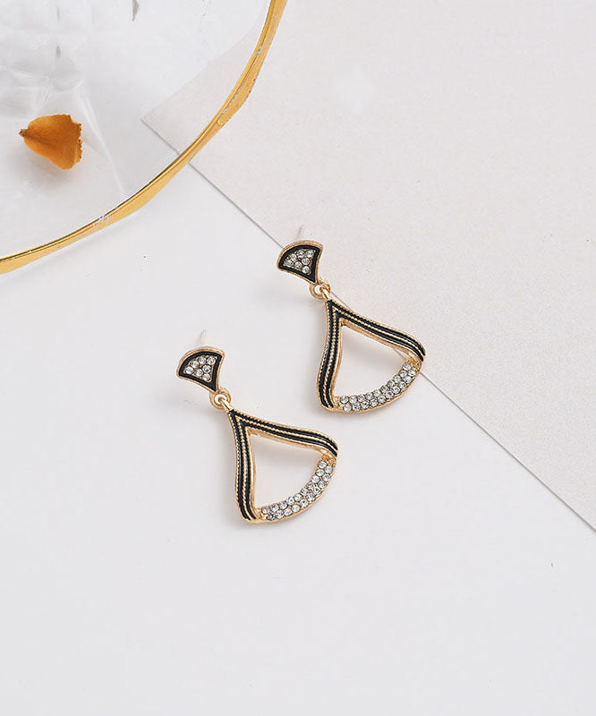 Pendientes únicos de plata de ley negra con forma de abanico y circonitas.