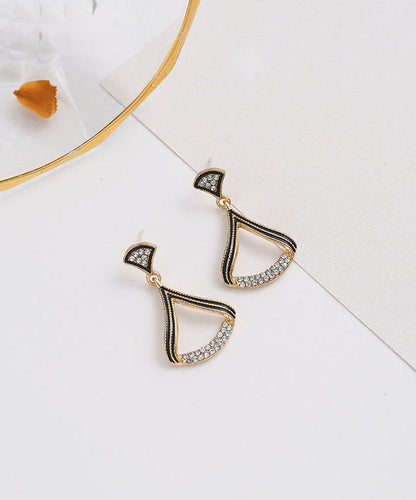 Pendientes únicos de plata de ley negra con forma de abanico y circonitas.