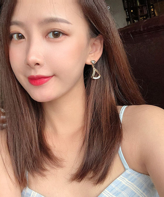 Pendientes únicos de plata de ley negra con forma de abanico y circonitas.