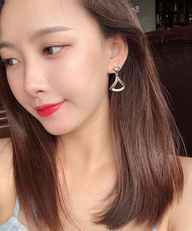 Pendientes únicos de plata de ley negra con forma de abanico y circonitas.