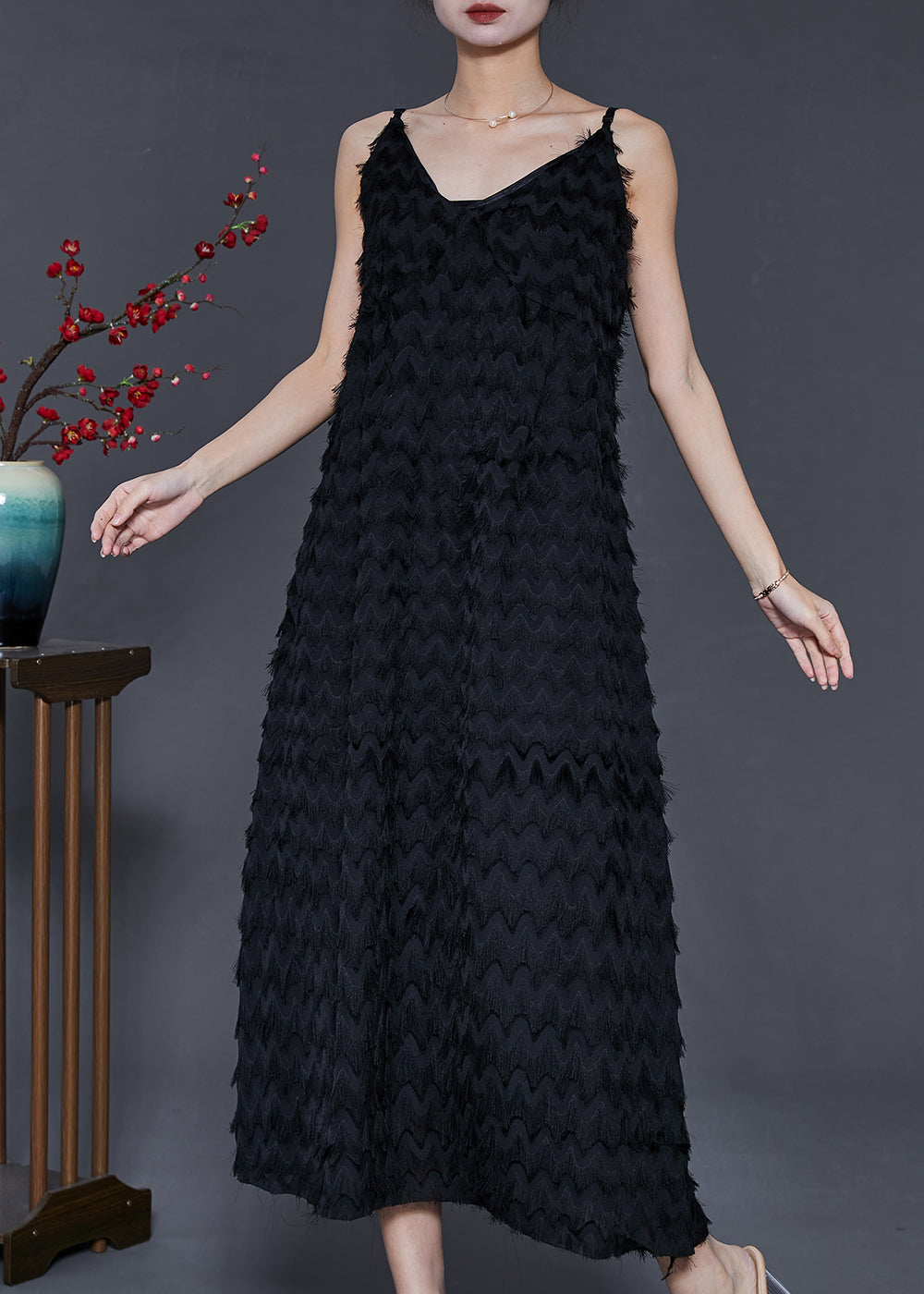Einzigartiges schwarzes Chiffon-Spaghettiträgerkleid mit Quasten für den Sommer