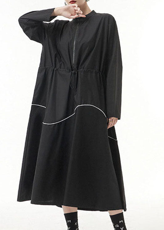 Einzigartiges schwarzes Kleid mit Kordelzug und Reißverschluss und Stehkragen