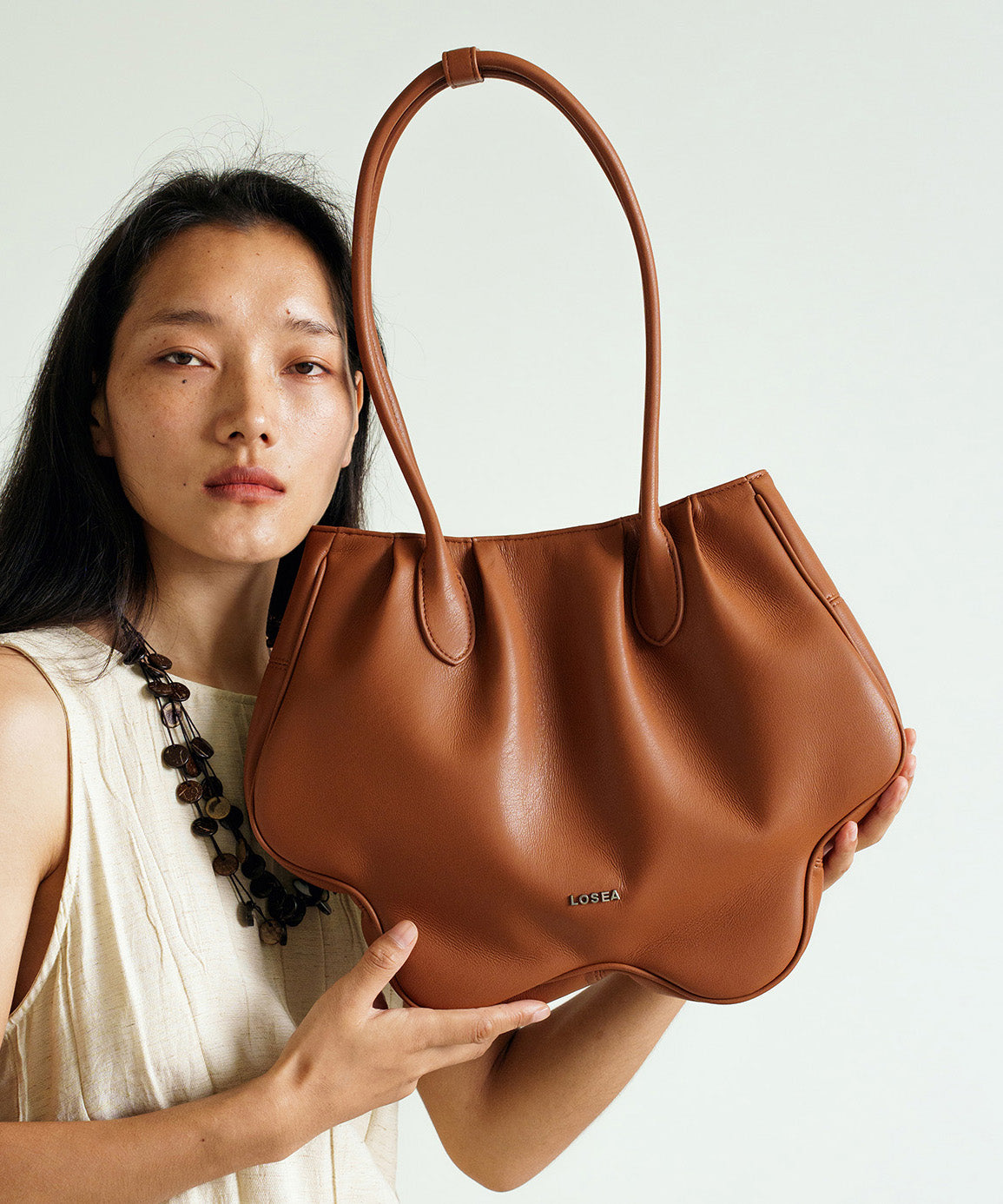 Einzigartige braune Schultertasche aus robustem Kunstleder