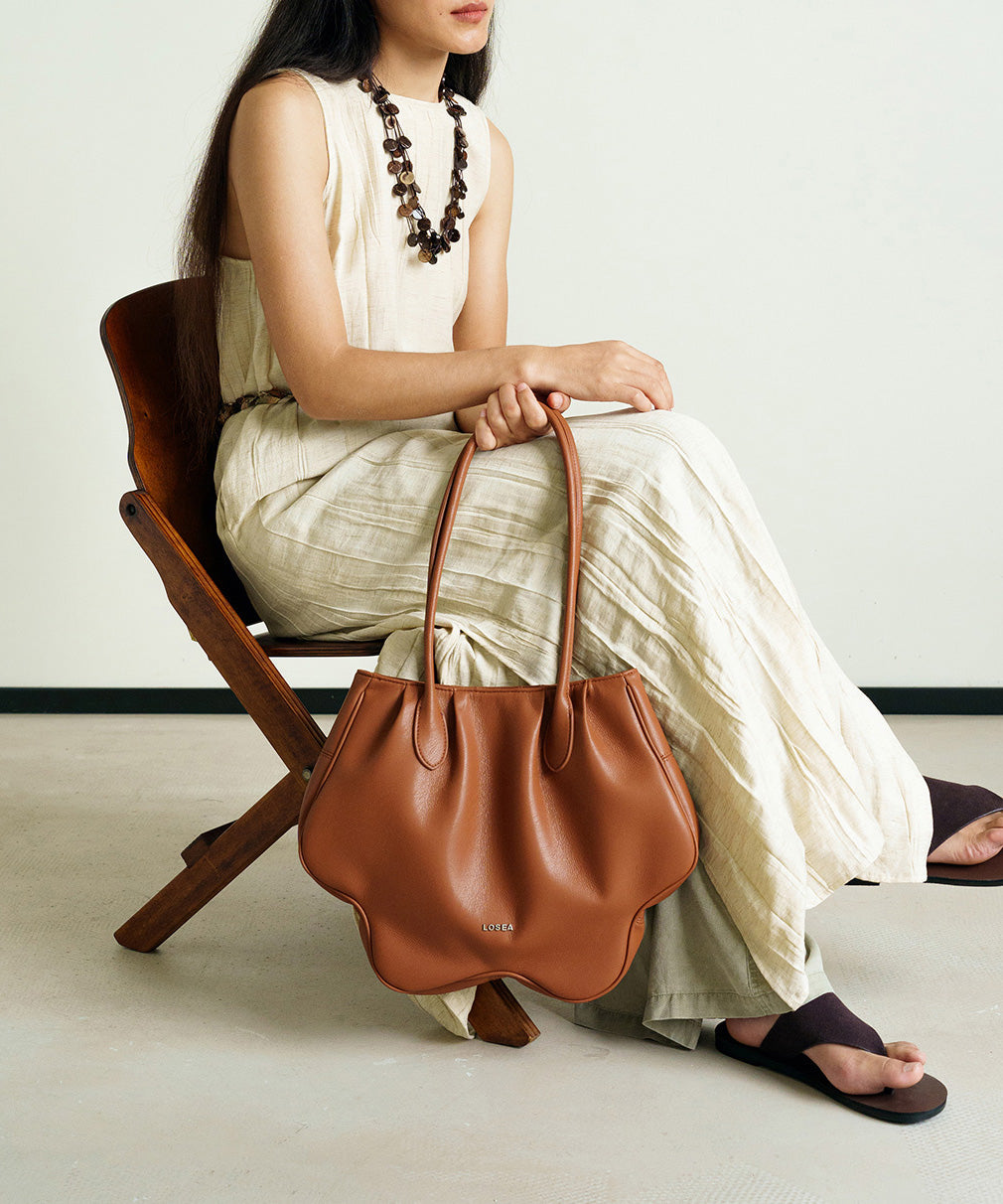 Einzigartige braune Schultertasche aus robustem Kunstleder