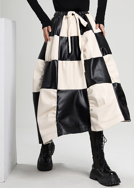 Einzigartiger, geraffter, karierter, zerknitterter Kunstlederrock für den Frühling