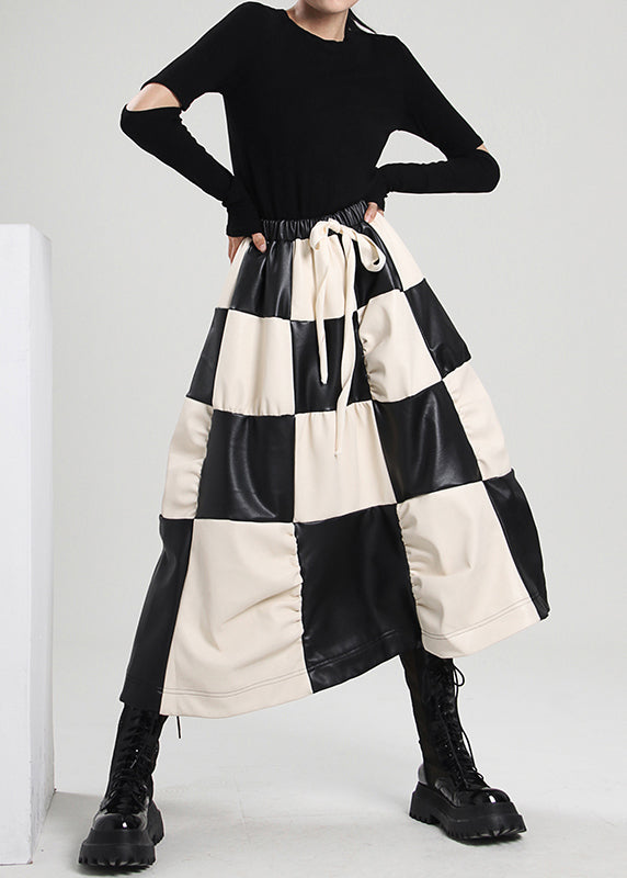 Einzigartiger, geraffter, karierter, zerknitterter Kunstlederrock für den Frühling