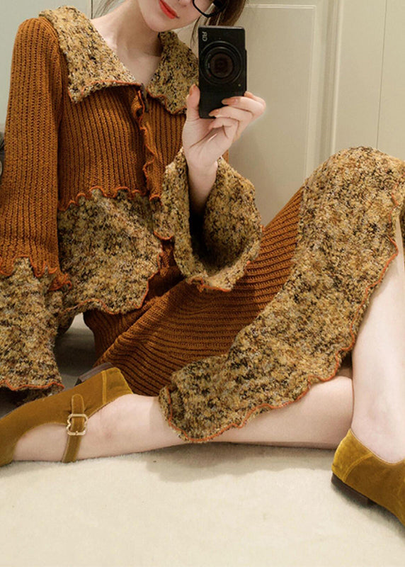 Einzigartiges zweiteiliges Set aus kaffeebraunem Peter-Pan-Kragen-Oberteil mit Rüschen und Patchwork-Muster aus Baumwollstrick und Maxirock mit ausgestellten Ärmeln.