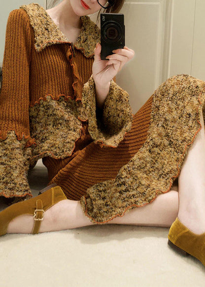 Einzigartiges zweiteiliges Set aus kaffeebraunem Peter-Pan-Kragen-Oberteil mit Rüschen und Patchwork-Muster aus Baumwollstrick und Maxirock mit ausgestellten Ärmeln.