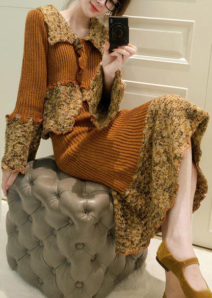 Einzigartiges zweiteiliges Set aus kaffeebraunem Peter-Pan-Kragen-Oberteil mit Rüschen und Patchwork-Muster aus Baumwollstrick und Maxirock mit ausgestellten Ärmeln.