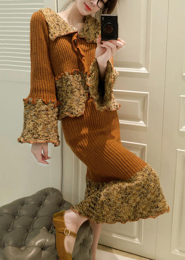 Einzigartiges zweiteiliges Set aus kaffeebraunem Peter-Pan-Kragen-Oberteil mit Rüschen und Patchwork-Muster aus Baumwollstrick und Maxirock mit ausgestellten Ärmeln.