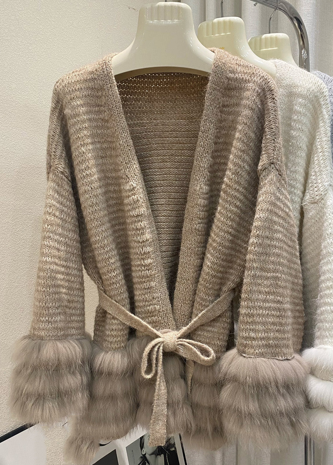 Einzigartige kaffeefarbene V-Ausschnitt-Strickjacken aus Baumwolle mit Fuchs-Patchwork-Muster für den Frühling