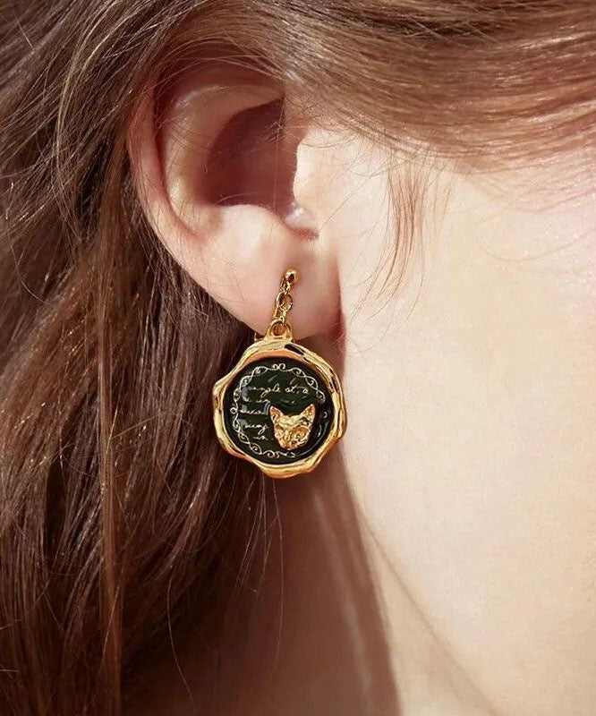 Pendientes asimétricos únicos de aleación de oro con forma de gato y perla