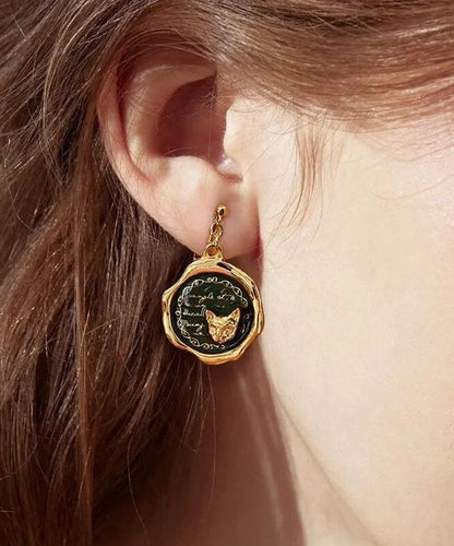 Pendientes asimétricos únicos de aleación de oro con forma de gato y perla