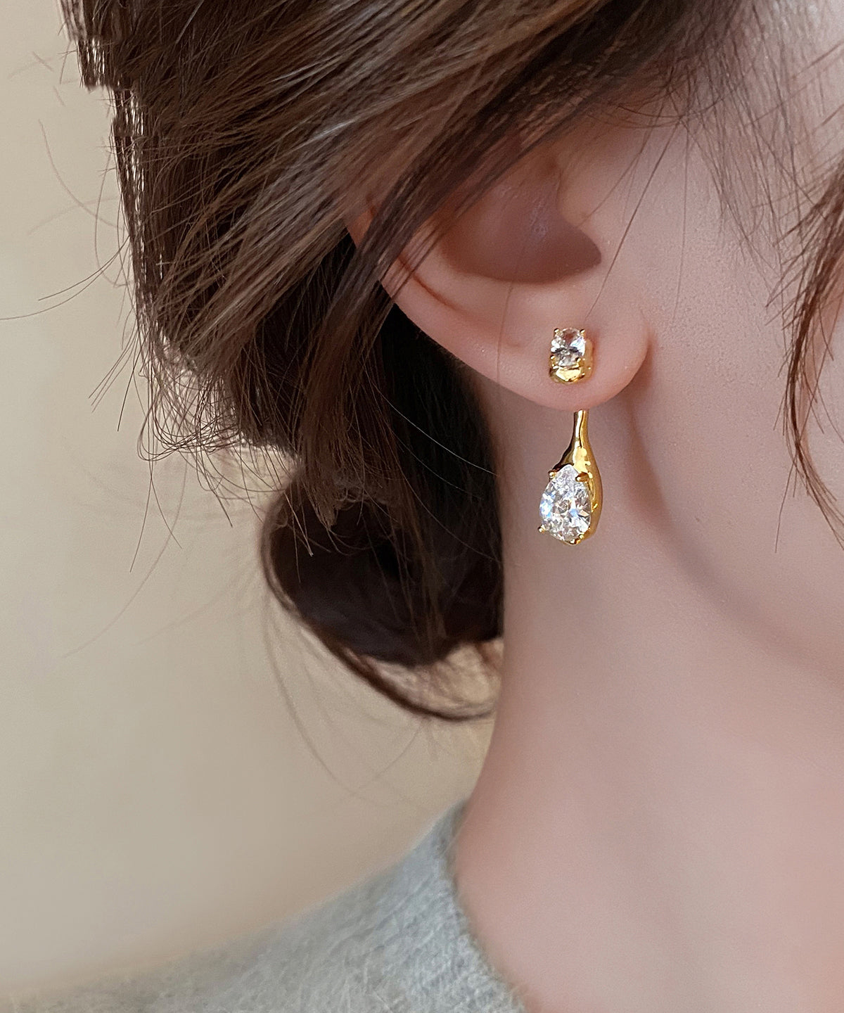 Pendientes únicos de gota de agua con circonitas de aleación de cobre y oro