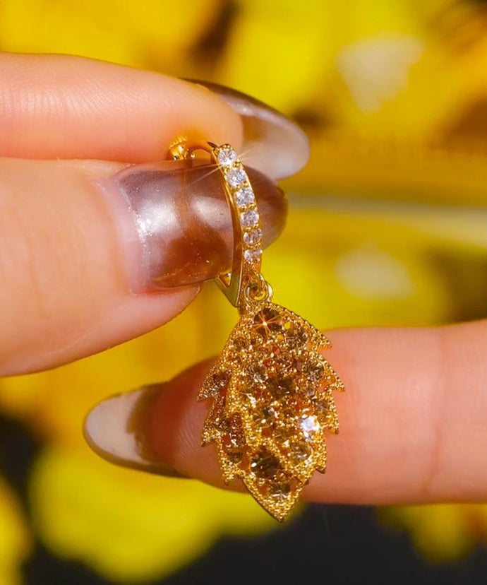 Pendientes únicos de plata de ley con forma de hoja de circonita dorada