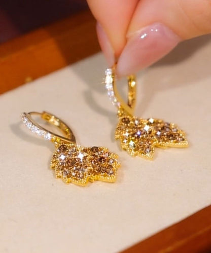 Pendientes únicos de plata de ley con forma de hoja de circonita dorada