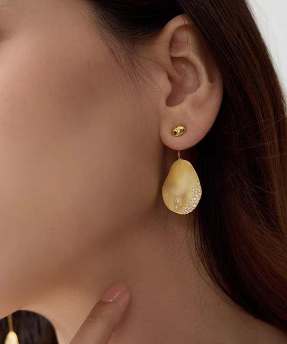 Pendientes colgantes asimétricos únicos de plata de ley dorada con circonitas doradas