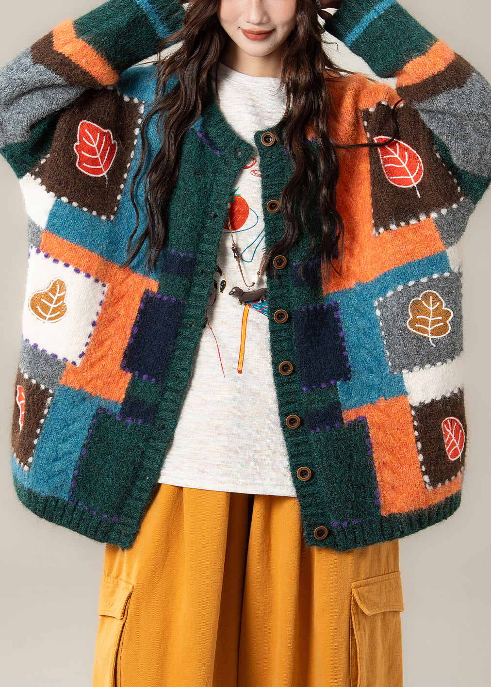 Einzigartiger grüner Strickmantel mit geometrischem Knopf-Patchwork-Design für den Frühling