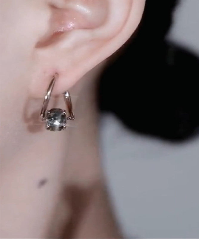 Einzigartige Ohrringe aus grauer Legierung mit Zirkonkristallen