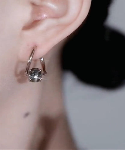 Einzigartige Ohrringe aus grauer Legierung mit Zirkonkristallen