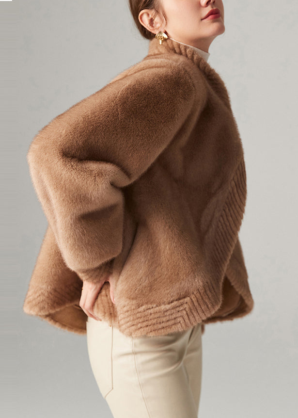 Einzigartiger, asymmetrischer, khakifarbener, warmer Kurzmantel aus Kunstnerz-Samt für den Winter